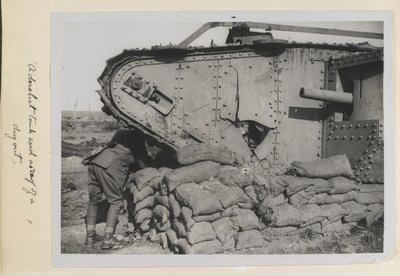 Un char abandonné utilisé comme toit d